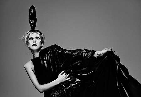 ladygagashoeonhead450.jpg