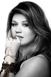 Kelly Clarkson hands