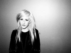 Ellie Goulding glum